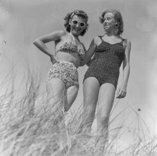 Elisabeth Gremmler (links) und eine Freundin in Badebekleidung am Strand