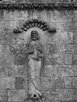 Petrus, Statue links vom unteren Mittelfenster