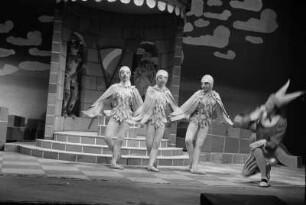 Szenenbilder aus "Aschenbrödel" mit M. Degen, N. Mank, H. Ulrich, E. Aderhold, E. Marian, H. Fröhlich, K. Schmidtchen, Theater am Schiffbauerdamm 11.12.1952