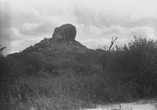 Granitfelsen am Weg nach Mpwapwa : Landschaft mit einem Granitfelsen
