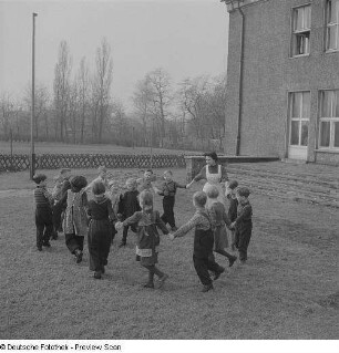 Kindergärtnerin beim Spielen mit den Kindern
