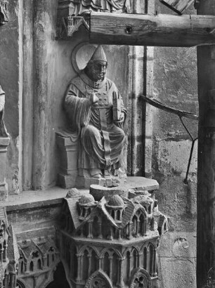 Sixtusportal — Rechte Archivolten — Papst