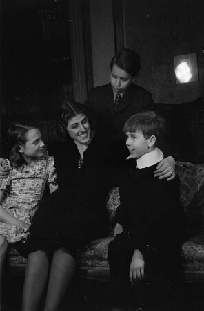 Szenenbilder aus dem Stück "Auf der anderen Seite" von Lillian Hellman am Hebbel-Theater Berlin