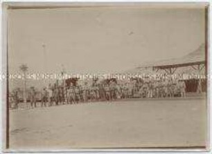 Offiziere und Soldaten der Schutztruppe für Deutsch-Südwestafrika an einer Bahnstation