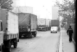 Friedlingen: Lastwagenkolonne vor dem Zoll
