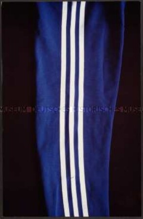 Blaue Adidas-Hose (Altersgruppe 18-21)