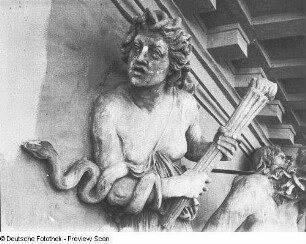 Nordgiebel des Königlichen Hoftheaters in Dresden : Rietschel, Ernst. Nordgiebel des Königlichen Hoftheaters Dresden. Sandstein. Dresden, 1839/1841. Detail: Zweite Erinye (frontal). Bautzen, Altes Stadttheater, Mittelrisalit, Rietschel-Giebel