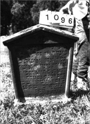 Grabstein 1096 (Index: 100098775) Maße HxBxT: 113x66x7 cm: Grabstein 1096
