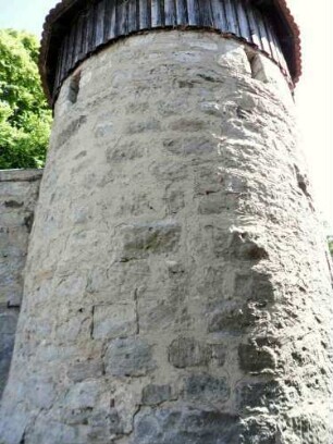 Nordwest-Rundturm von Norden mit Werksteinen im Mauersteinverband sowie Schießscharten im oberen Bereich (nachgerüstete Büchenscharten - 15 Jh - obere Wehrplattform abgetragen)