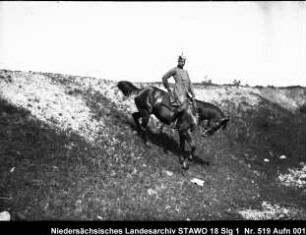 Geländeübung des Feld-Artillerie-Regiments Nr. 46 Enthält: Platte 5, Offizier zu Pferd reitet einen Abhang hinunter
