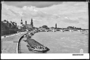 Dresden, Blick auf Brühlsche Terrasse mit Augustusbrücke und Dampferanlegestelle