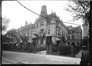 Karlsruhe Kriegsstraße 166-168 Palais Bürklin Außenansicht mit Festschmuck