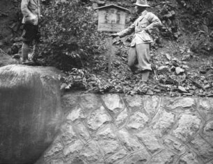 Der Geograph Martin Schwind vor der Inschrifttafel am sogenannten Hettner-Stein (Erratischer Block) (Japan-Aufenthalt 1934-1939)