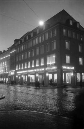 Freiburg: Städtische Sparkasse (Nachtaufnahme)