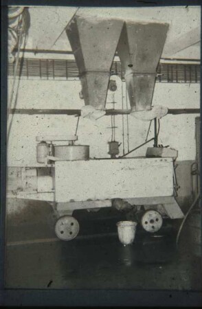 Fotografie: Transportgerät, Handarbeit, Kraftfutter, Befüllung