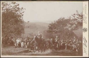 Lahr (?), Großherzog Friedrich I. mit Uniformierten zu Pferd in Menschenmenge.