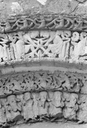 Reihe von Heiligen als Archivoltenfiguren?
