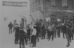 Ankunft der Roten Sportler zum Ersten Internationalen Rot-Sport-Treffen 1931 in Johanngeorgenstadt vor der ehemaligen Restauration Siegel. links Sportlerinnen aus Breitenbunn, rechts Sportler aus Bermsgrün : Ankunft der Roten Sportler zum Ersten Internationalen Rot-Sport-Treffen 1931 in Johanngeorgenstadt