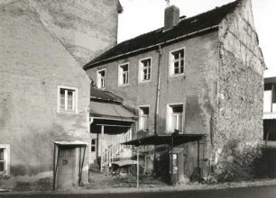 Radeberg, Dr.-Wilhelm-Külz-Straße 4. Wohnhaus mit Hofgebäuden (1801/1815)