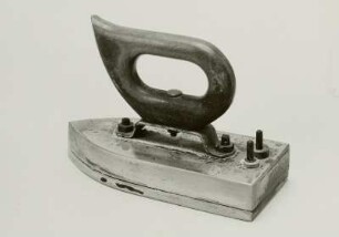 Elektrisches Bügeleisen (Haushalt-Bügeleisen). Um 1920; Stahl, Holz : Elektrisches Bügeleisen (Haushalt-Bügeleisen). Um 1920; Stahl, Holz. Dresden: Privatsammlung