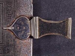 Dresdner Gebetbuch Horarium Latinum : Einbandschließe, graviert, Vorderseite oben, Einband aus: Dresdner Gebetbuch Horarium Latinum (Stundenbuch, auch Niederländisches Gebetbuch). 15. Jh. Dresden: SLUB Mscr.Dresd.A.311