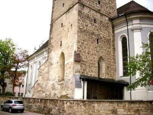 Ansicht von Südosten mit Gotischem Chorturm sowie Langhaus und Chor (Neubau 1706) über Kirchhofmauer