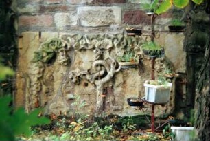 Paradiesstein; Reliefstein mit Baum und Schlange