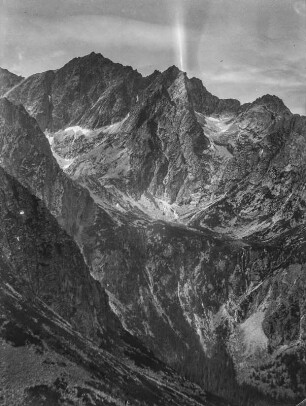 Berggipfel : Blick auf die Gipfelkette eines Gebirgszuges