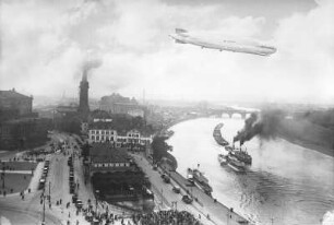 LZ 127 Graf Zeppelin über Dresden : Dresden, LZ 127 Graf Zeppelin über der Stadt beim Hotel Bellevue am Theaterplatz