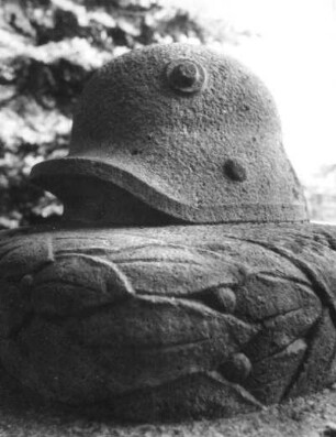Gedenkstein für die Opfer des 1. Weltkrieges : Gedenkstein für die Opfer des 1. Weltkrieges. Detail: Stahlhelm auf Lorbeerkranz. 1920. Breitenbrunn, am Jagdhaus