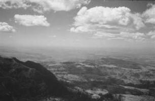Tal- und Gebirgslandschaft : Panoramblick vom Nordgipfel des Gara Muleta-Gebirges gegen Westen über eine Tallandschaft.