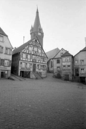 Ottweiler: Platz an der Stadtkirche, mit Fachwerkhaus