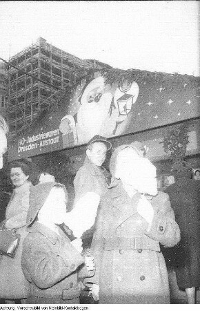 Dresden, Altstadt, Altmarkt, Striezelmarkt mit Pflaumentoffel, Dezember 1955 / Dezember 1956