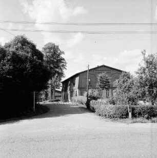 Bauerngehöft: rechts Garten mit Hecke und Bäumen: links Bäume