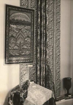 Panneau, Wandbild, Malerei auf Crepe de Chine (Moskauer Künstlerwerkstätten). Tischdecke aus Estland (Berlin, Sowjetische Kunstausstellung, Mai 1951)