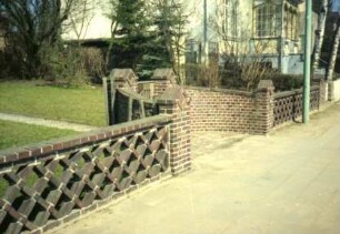 Lübecker Straße 37: Backsteinmauer mit Eingangspforte, Vorgartenweg: rechts Lübecker Straße 39