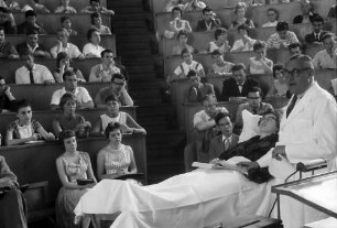 Freiburg: Medizinische Universitätsklinik, Studenten in den Reihen, Prof. Heilmeyer und Patientin, näher