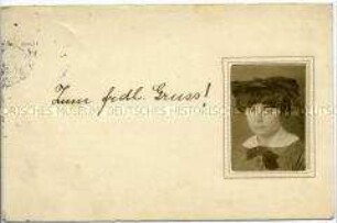 Postkarte mit eingestecktem Porträtfoto