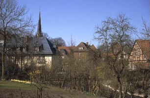 Blick auf das Blaue Haus in Richtung Kirchberg davor Trave