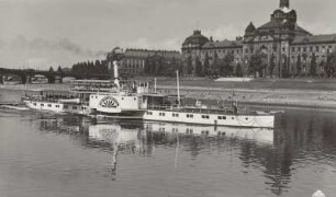 Personen-Seitenraddampfer "Kurort Rathen" (1911, Werft Laubegast) vor dem Ministerialgebäude