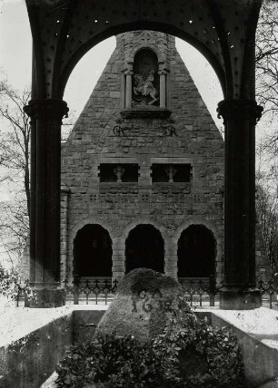 Lützen, Gustav-Adolf-Gedächtniskapelle : Lützen. Gustav-Adolf-Gedächtniskapelle und - Denkmal. L. Wahlmann (Kapelle). K. F. Schinkel (Denkmal). Ansicht der Kapelle vom Denkmal