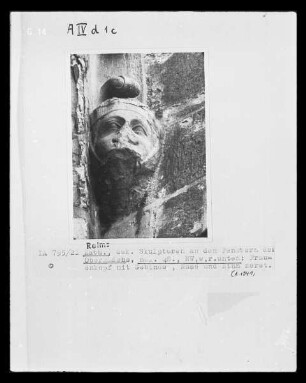 Gesimsmaske: Frauenkopf mit Gebände