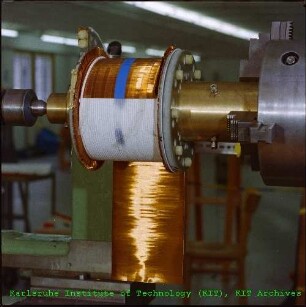 Detailaufnahme einer Wicklung um eine supraleitende Litze am Institut für Experimentelle Kernphysik (IEKP)