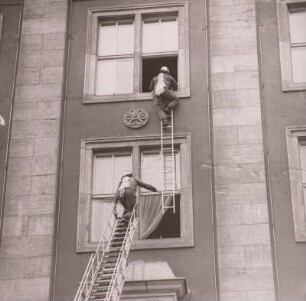 Dresden. Großübung der Feuerwehr : Rettung und Evakuierung von Menschen aus hohen Bauwerken mittels kombinierten Einsatzes verschiedener Leitern und spezieller Methoden der Abseiltechnik