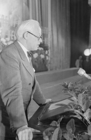 Veranstaltung zum Weltfriedenstag im Admiralspalast : Porträt von Walter Friedrich, Rektor der Humboldt-Universität Berlin, während einer Rede