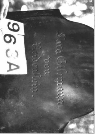 Grabstein 963 (Index: 99899495) Material: Sandstein Zustand: unten verwittert, sonst etwas angewittert Maße HxBxT: 155x63x34 cm Beschreibung: aufgesockelte Stele mit eingezogenem Rundbogenabschlss, im Bogenfeld Stern Symbolik: Stern: Grabstein 963A