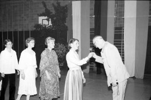 30. Tagung 1980 Chemiker; Studentenabend: Graf Lennart Bernadotte begrüßt Gräfin Sonja Bernadotte (links)