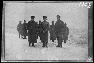bei Illawcze (=Ilavche, Ukraine) am Dometscherposten: 9 russische Soldaten und Offiziere auf einer verschneiten Landstraße ("russische Parlamentäre: Garde-Regiment Ismailowski, Hauptmann Kilew")
