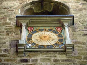 Langhaus Giebelseite West-Gotische Erweiterung - Sonnenuhr (Jahr 1581) im Detail