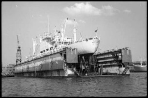 Oslo: Schiff im Dock, Hafen